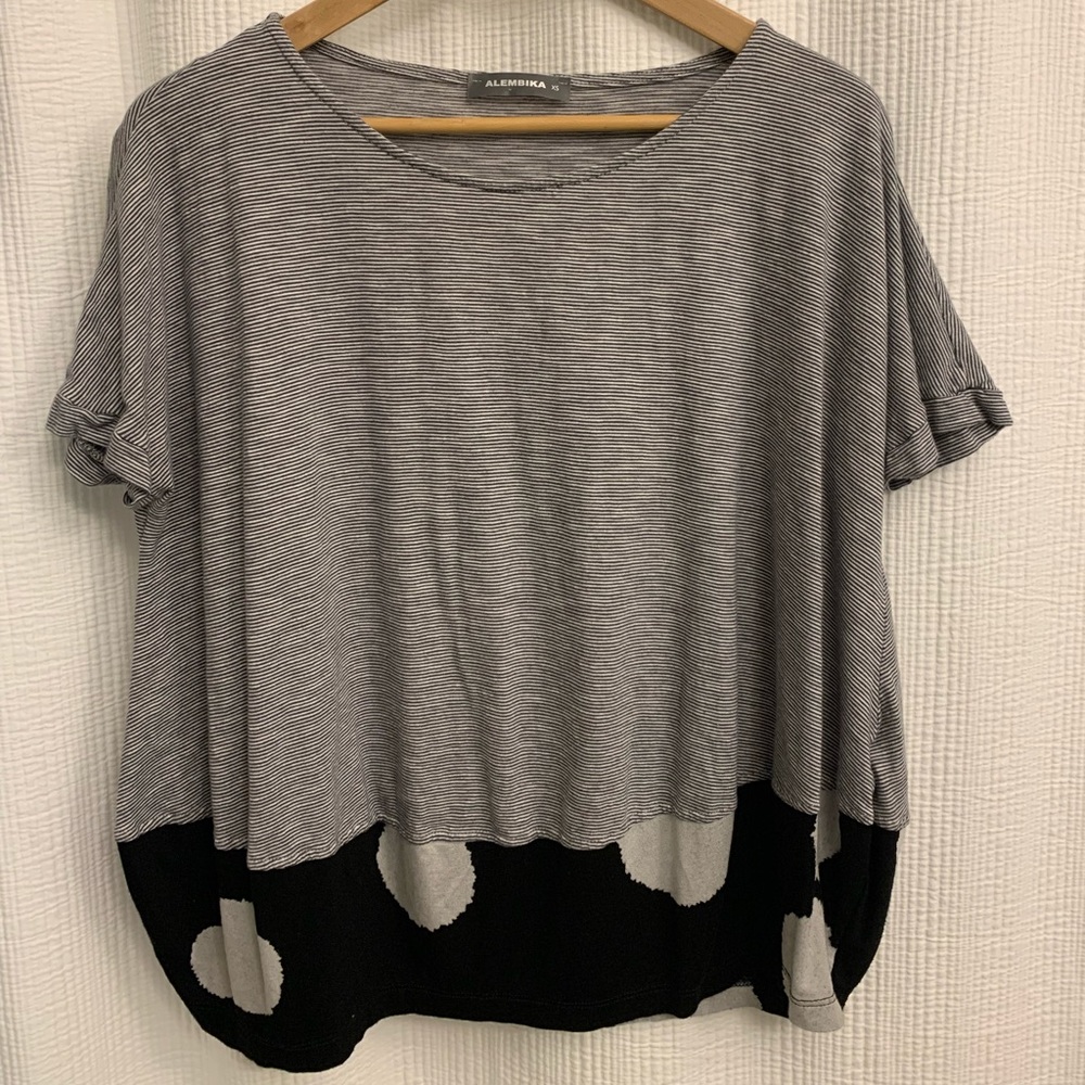 Alembika cotton bubble style top. Pet free, smoke free home.